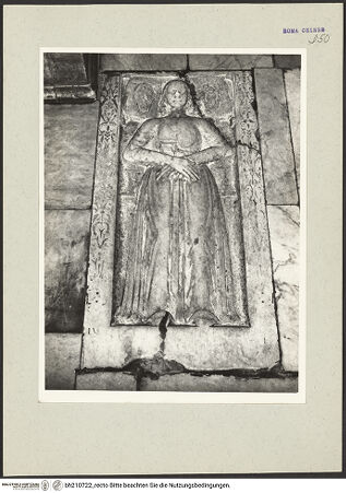 Vorderseite von Arte Fotografica [https://www.deutsche-digitale-bibliothek.de/content/lizenzen/rv-ez/] Grabplatte einer Verstorbenen - , bh210722_recto. Foto.