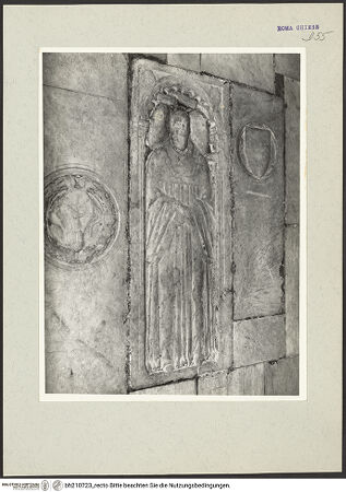 Vorderseite von Arte Fotografica [https://www.deutsche-digitale-bibliothek.de/content/lizenzen/rv-ez/] Grabplatte eines Geistlichen - , bh210723_recto. Foto.