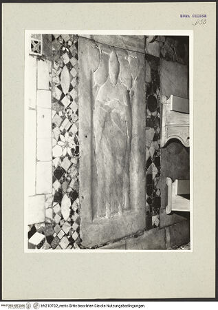 Vorderseite von Arte Fotografica [https://www.deutsche-digitale-bibliothek.de/content/lizenzen/rv-ez/] Grabplatte eines Bischofs - , bh210732_recto. Foto.