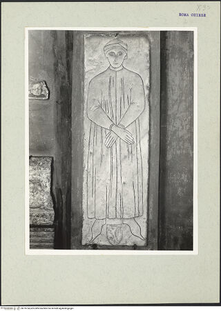 Vorderseite von Arte Fotografica [https://www.deutsche-digitale-bibliothek.de/content/lizenzen/rv-ez/] Grabplatte eines Mannes mit Ritzzeichnung - Gesamtansicht, bh210734_recto. Foto.