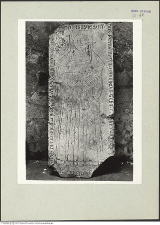 Vorderseite von Arte Fotografica [https://www.deutsche-digitale-bibliothek.de/content/lizenzen/rv-ez/] Figürliche Grabplatte des Pietro Alessi (gest. 1348) - Gesamtansicht, bh210764_recto. Foto.