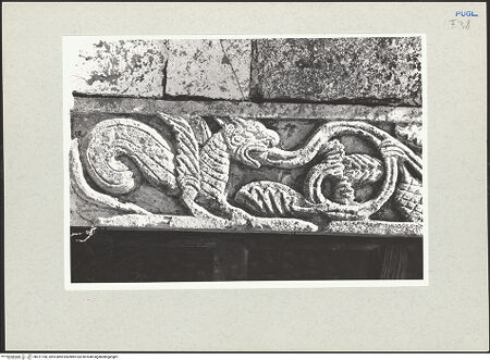 Vorderseite von Schäfer-Schuchardt, Horst [https://www.deutsche-digitale-bibliothek.de/content/lizenzen/rv-ez/] Fenster der Hauptapsis - Detail des Gesimses, bh211180_recto. Foto: Schäfer-Schuchardt, Horst.