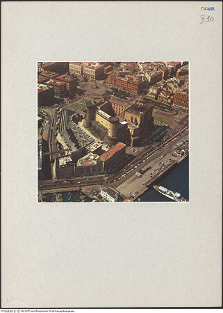 Vorderseite von unbekannt [https://www.deutsche-digitale-bibliothek.de/content/lizenzen/rv-ez/] Castel Nuovo - Luftaufnahme von Süden, bh212487_recto. Foto.