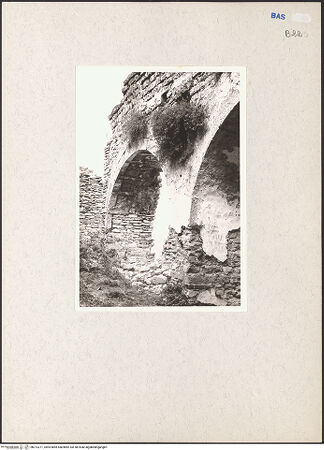 Vorderseite von Schäfer-Schuchardt, Horst [https://www.deutsche-digitale-bibliothek.de/content/lizenzen/rv-ez/] Castello di Lagopesole - Gewölbe (Ausgrabung in der Umgebung des Schlosses?), bh213271_recto. Foto: Schäfer-Schuchardt, Horst.