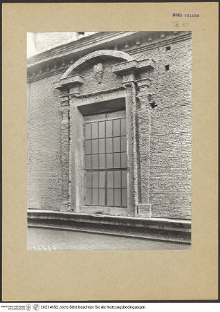 Vorderseite von ICCD [https://www.deutsche-digitale-bibliothek.de/content/lizenzen/rv-ez/] Sant'Andrea delle FratteNordfassade - Nördliches Querschiff, Detail: Fenster, bh214952_recto. Foto.