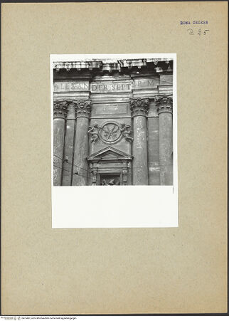Vorderseite von ICCD [https://www.deutsche-digitale-bibliothek.de/content/lizenzen/rv-ez/] Fassadenschmuck Sant'Andrea della Valle; vor der RestaurierungPutti mit Attribut des heiligen Andreas - , bh214981_recto. Foto.