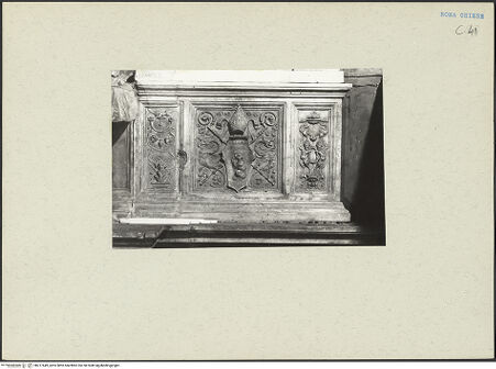 Vorderseite von ICCD [https://www.deutsche-digitale-bibliothek.de/content/lizenzen/rv-ez/] Grabmal für Kardinal Giovanni Michiel und Bischof Antonio Orso - Pilaster: Wappen des Bischofs Orso und Kandelabergrotesken, bh217649_recto. Foto.