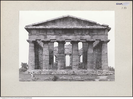 Vorderseite von ICCD [https://www.deutsche-digitale-bibliothek.de/content/lizenzen/rv-ez/] Tempio di Nettuno - Ansicht von Osten, bh219066_recto. Foto.