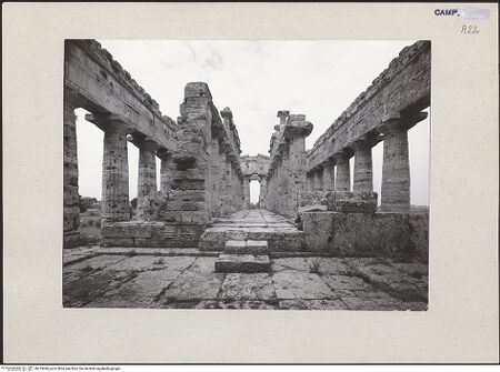 Vorderseite von ICCD [https://www.deutsche-digitale-bibliothek.de/content/lizenzen/rv-ez/] Tempio di Nettuno - Ansicht von Osten, bh219068_recto. Foto.