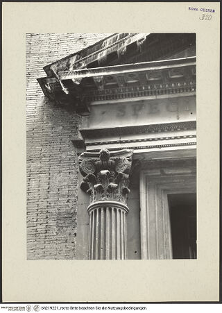 Vorderseite von ICCD [https://www.deutsche-digitale-bibliothek.de/content/lizenzen/rv-ez/] Mittelportal mit Dreiecksgiebel über kompositen Dreiviertelsäulen - Detail: linkes Kapitell, bh219221_recto. Foto.