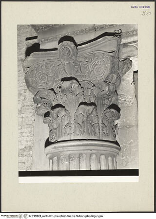 Vorderseite von ICCD [https://www.deutsche-digitale-bibliothek.de/content/lizenzen/rv-ez/] Mittelportal mit Dreiecksgiebel über kompositen Dreiviertelsäulen - Detail: linkes Kapitell, bh219223_recto. Foto.