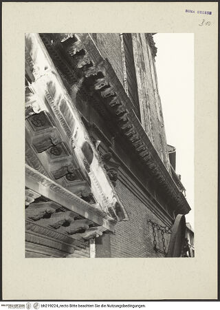 Vorderseite von ICCD [https://www.deutsche-digitale-bibliothek.de/content/lizenzen/rv-ez/] Santa Maria dell'AnimaFassade - Rechte Achse, Detail: Portalgiebel und Gesims, bh219224_recto. Foto.