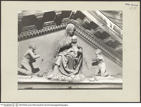 Vorderseite von ICCD [https://www.deutsche-digitale-bibliothek.de/content/lizenzen/rv-ez/] Mittelportal mit Dreiecksgiebel über kompositen DreiviertelsäulenMadonna, flankiert von zwei knienden Gestalten - Gesamtansicht, bh219226_recto. Foto.