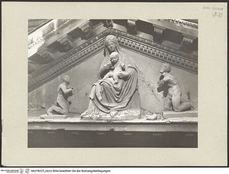 Vorderseite von ICCD [https://www.deutsche-digitale-bibliothek.de/content/lizenzen/rv-ez/] Mittelportal mit Dreiecksgiebel über kompositen DreiviertelsäulenMadonna, flankiert von zwei knienden Gestalten - Gesamtansicht, bh219227_recto. Foto.