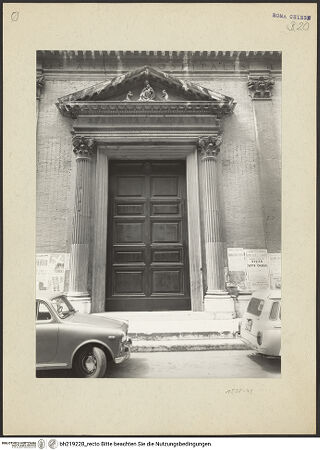 Vorderseite von ICCD [https://www.deutsche-digitale-bibliothek.de/content/lizenzen/rv-ez/] Mittelportal mit Dreiecksgiebel über kompositen Dreiviertelsäulen - Gesamtansicht, frontal, bh219228_recto. Foto.