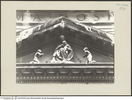 Vorderseite von ICCD [https://www.deutsche-digitale-bibliothek.de/content/lizenzen/rv-ez/] Mittelportal mit Dreiecksgiebel über kompositen DreiviertelsäulenMadonna, flankiert von zwei knienden Gestalten - Gesamtansicht, bh219229_recto. Foto.