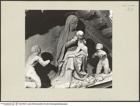 Vorderseite von ICCD [https://www.deutsche-digitale-bibliothek.de/content/lizenzen/rv-ez/] Mittelportal mit Dreiecksgiebel über kompositen DreiviertelsäulenMadonna, flankiert von zwei knienden Gestalten - Ansicht von links, bh219231_recto. Foto.