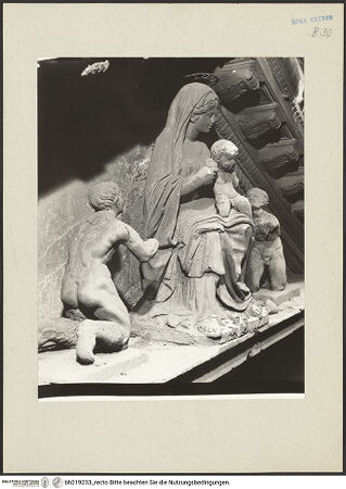 Vorderseite von ICCD [https://www.deutsche-digitale-bibliothek.de/content/lizenzen/rv-ez/] Mittelportal mit Dreiecksgiebel über kompositen DreiviertelsäulenMadonna, flankiert von zwei knienden Gestalten - Ansicht von links, bh219233_recto. Foto.