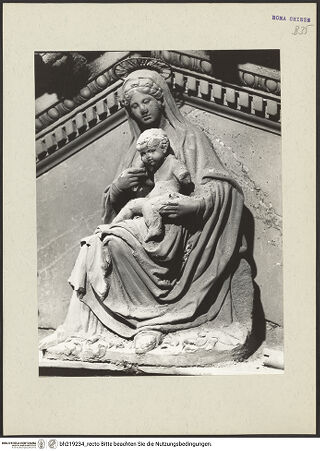 Vorderseite von ICCD [https://www.deutsche-digitale-bibliothek.de/content/lizenzen/rv-ez/] Mittelportal mit Dreiecksgiebel über kompositen DreiviertelsäulenMadonna, flankiert von zwei knienden Gestalten - Detail: Madonna, bh219234_recto. Foto.