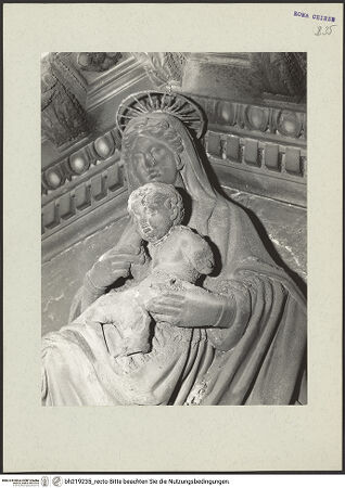 Vorderseite von ICCD [https://www.deutsche-digitale-bibliothek.de/content/lizenzen/rv-ez/] Mittelportal mit Dreiecksgiebel über kompositen DreiviertelsäulenMadonna, flankiert von zwei knienden Gestalten - Madonna, Detail: Oberkörper, bh219235_recto. Foto.