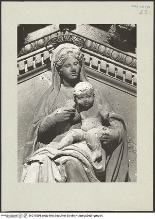 Vorderseite von ICCD [https://www.deutsche-digitale-bibliothek.de/content/lizenzen/rv-ez/] Mittelportal mit Dreiecksgiebel über kompositen DreiviertelsäulenMadonna, flankiert von zwei knienden Gestalten - Madonna, Detail: Oberkörper, bh219236_recto. Foto.