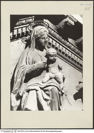 Vorderseite von ICCD [https://www.deutsche-digitale-bibliothek.de/content/lizenzen/rv-ez/] Mittelportal mit Dreiecksgiebel über kompositen DreiviertelsäulenMadonna, flankiert von zwei knienden Gestalten - Madonna, Detail: Oberkörper, bh219237_recto. Foto.