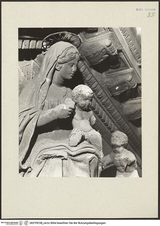 Vorderseite von ICCD [https://www.deutsche-digitale-bibliothek.de/content/lizenzen/rv-ez/] Mittelportal mit Dreiecksgiebel über kompositen DreiviertelsäulenMadonna, flankiert von zwei knienden Gestalten - Madonna, Detail: Oberkörper, von links, bh219238_recto. Foto.