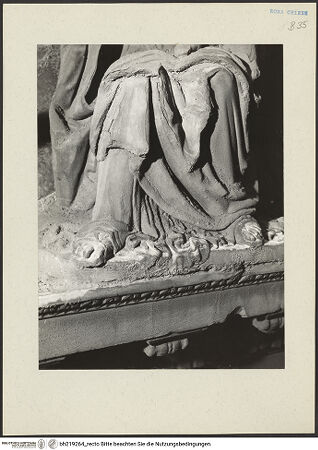 Vorderseite von ICCD [https://www.deutsche-digitale-bibliothek.de/content/lizenzen/rv-ez/] Mittelportal mit Dreiecksgiebel über kompositen DreiviertelsäulenMadonna, flankiert von zwei knienden Gestalten - Madonna, Detail: Unterkörper, bh219264_recto. Foto.