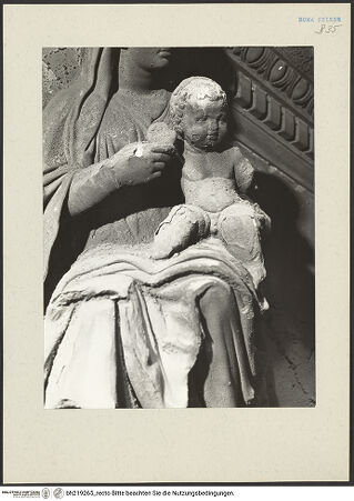 Vorderseite von ICCD [https://www.deutsche-digitale-bibliothek.de/content/lizenzen/rv-ez/] Mittelportal mit Dreiecksgiebel über kompositen DreiviertelsäulenMadonna, flankiert von zwei knienden Gestalten - Madonna, Detail: Kind, bh219265_recto. Foto.