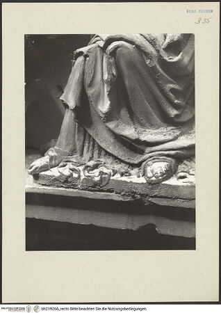 Vorderseite von ICCD [https://www.deutsche-digitale-bibliothek.de/content/lizenzen/rv-ez/] Mittelportal mit Dreiecksgiebel über kompositen DreiviertelsäulenMadonna, flankiert von zwei knienden Gestalten - Maria, Unterkörper, Detail: Gewand, bh219266_recto. Foto.