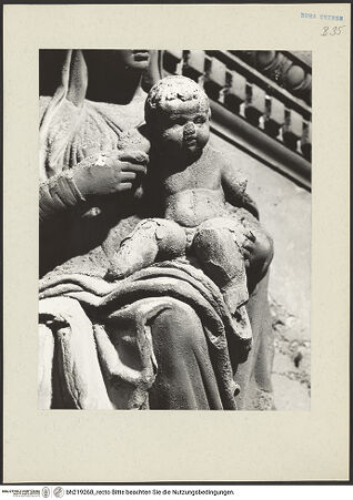 Vorderseite von ICCD [https://www.deutsche-digitale-bibliothek.de/content/lizenzen/rv-ez/] Mittelportal mit Dreiecksgiebel über kompositen DreiviertelsäulenMadonna, flankiert von zwei knienden Gestalten - Madonna, Detail: Kind, bh219268_recto. Foto.