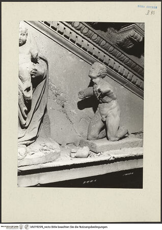 Vorderseite von ICCD [https://www.deutsche-digitale-bibliothek.de/content/lizenzen/rv-ez/] Mittelportal mit Dreiecksgiebel über kompositen DreiviertelsäulenMadonna, flankiert von zwei knienden Gestalten - Rechte kniende Figur, von links, bh219299_recto. Foto.