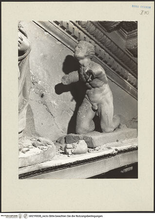 Vorderseite von ICCD [https://www.deutsche-digitale-bibliothek.de/content/lizenzen/rv-ez/] Mittelportal mit Dreiecksgiebel über kompositen DreiviertelsäulenMadonna, flankiert von zwei knienden Gestalten - Rechte kniende Figur, von links, bh219300_recto. Foto.