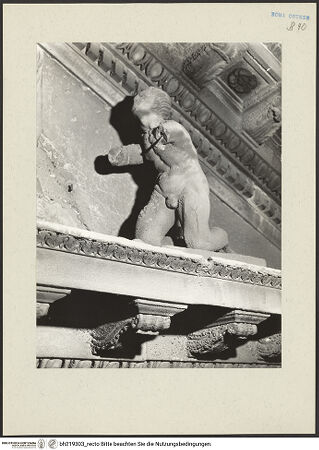 Vorderseite von ICCD [https://www.deutsche-digitale-bibliothek.de/content/lizenzen/rv-ez/] Mittelportal mit Dreiecksgiebel über kompositen DreiviertelsäulenMadonna, flankiert von zwei knienden Gestalten - Rechte kniende Figur, von links unten, bh219303_recto. Foto.