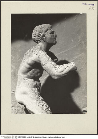 Vorderseite von ICCD [https://www.deutsche-digitale-bibliothek.de/content/lizenzen/rv-ez/] Mittelportal mit Dreiecksgiebel über kompositen DreiviertelsäulenMadonna, flankiert von zwei knienden Gestalten - Linke kniende Figur, rechtes Oberkörperprofil, bh219305_recto. Foto.