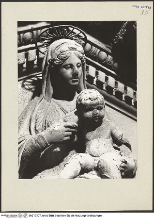 Vorderseite von ICCD [https://www.deutsche-digitale-bibliothek.de/content/lizenzen/rv-ez/] Mittelportal mit Dreiecksgiebel über kompositen DreiviertelsäulenMadonna, flankiert von zwei knienden Gestalten - Madonna, Detail: Oberkörper, bh219307_recto. Foto.