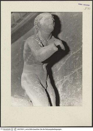 Vorderseite von ICCD [https://www.deutsche-digitale-bibliothek.de/content/lizenzen/rv-ez/] Mittelportal mit Dreiecksgiebel über kompositen DreiviertelsäulenMadonna, flankiert von zwei knienden Gestalten - Linke kniende Figur, von rechts, bh219311_recto. Foto.