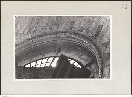 Vorderseite von Claussen, Peter Cornelius [https://www.deutsche-digitale-bibliothek.de/content/lizenzen/rv-fz/] CattedraleMittelschiff - Innenfassade, Rosenfenster, Detail, bh219577_recto. Foto: Claussen, Peter Cornelius.