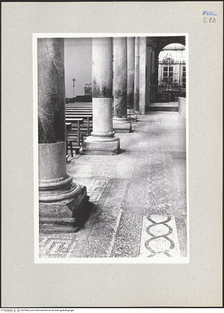 Vorderseite von Claussen, Peter Cornelius [https://www.deutsche-digitale-bibliothek.de/content/lizenzen/rv-fz/] CattedraleSüdseitenschiff und Pfeiler der südlichen Arkade - Blick von Südwesten, Säulenbasen, bh219581_recto. Foto: Claussen, Peter Cornelius.