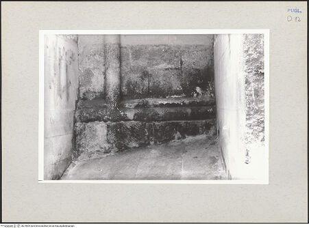 Vorderseite von Claussen, Peter Cornelius [https://www.deutsche-digitale-bibliothek.de/content/lizenzen/rv-fz/] CattedraleOstfassade - Detail, Mittelapsis der Krypta, Sockel, bh219604_recto. Foto: Claussen, Peter Cornelius.