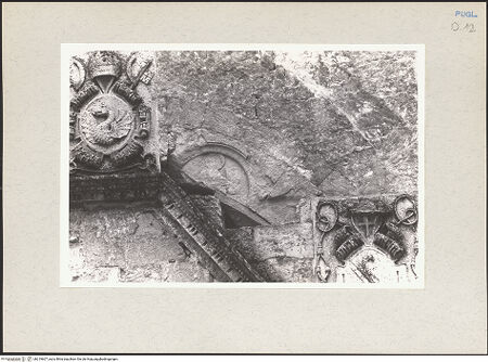 Vorderseite von Claussen, Peter Cornelius [https://www.deutsche-digitale-bibliothek.de/content/lizenzen/rv-fz/] Portal des Nordseitenschiffes - Detail, Bekrönung und Mauerwerk, bh219607_recto. Foto: Claussen, Peter Cornelius.