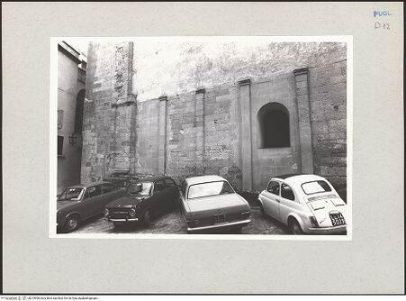 Vorderseite von Claussen, Peter Cornelius [https://www.deutsche-digitale-bibliothek.de/content/lizenzen/rv-fz/] CattedraleNordfassade - Detail, Ostteil: Wand der Krypta, bh219608_recto. Foto: Claussen, Peter Cornelius.