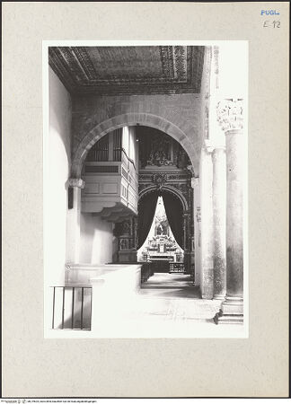 Vorderseite von Claussen, Peter Cornelius [https://www.deutsche-digitale-bibliothek.de/content/lizenzen/rv-fz/] CattedraleNordseitenschiff und Pfeiler der nördlichen Arkade - Eingang zur Krypta und östlicher Bogen von Westen, bh219625_recto. Foto: Claussen, Peter Cornelius.