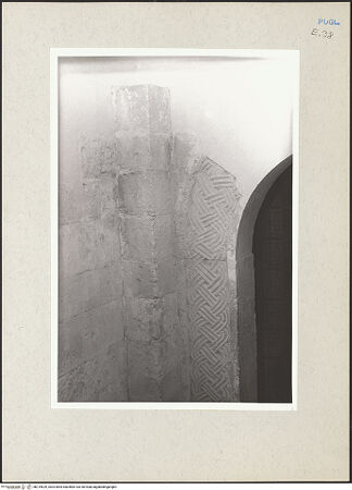 Vorderseite von Claussen, Peter Cornelius [https://www.deutsche-digitale-bibliothek.de/content/lizenzen/rv-fz/] CattedraleKrypta - Nördlicher Treppenaufgang, Zugangsbogen, Detail, bh219629_recto. Foto: Claussen, Peter Cornelius.