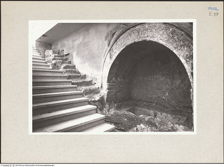 Vorderseite von Claussen, Peter Cornelius [https://www.deutsche-digitale-bibliothek.de/content/lizenzen/rv-fz/] CattedraleKrypta - Südlicher Treppenaufgang und Arkosolgrab, bh219632_recto. Foto: Claussen, Peter Cornelius.