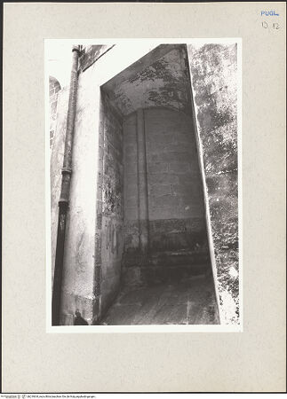 Vorderseite von Claussen, Peter Cornelius [https://www.deutsche-digitale-bibliothek.de/content/lizenzen/rv-fz/] CattedraleOstfassade - Detail, Mittelapsis der Krypta, bh219634_recto. Foto: Claussen, Peter Cornelius.