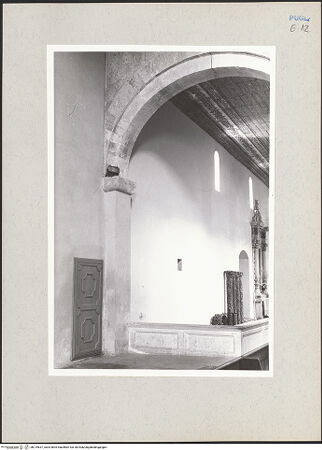 Vorderseite von Claussen, Peter Cornelius [https://www.deutsche-digitale-bibliothek.de/content/lizenzen/rv-fz/] CattedraleSüdseitenschiff und Pfeiler der südlichen Arkade - Östlicher Bogen und Eingang zur Krypta von Osten, bh219637_recto. Foto: Claussen, Peter Cornelius.