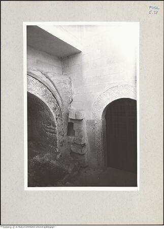 Vorderseite von Claussen, Peter Cornelius [https://www.deutsche-digitale-bibliothek.de/content/lizenzen/rv-fz/] CattedraleKrypta - Südlicher Treppenaufgang: Ecke zwischen dem Arkosolgrab und dem Zugangsbogen, bh219648_recto. Foto: Claussen, Peter Cornelius.