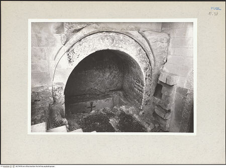 Vorderseite von Claussen, Peter Cornelius [https://www.deutsche-digitale-bibliothek.de/content/lizenzen/rv-fz/] CattedraleKrypta - Südlicher Treppenaufgang und Arkosolgrab, bh219649_recto. Foto: Claussen, Peter Cornelius.