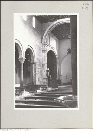 Vorderseite von Claussen, Peter Cornelius [https://www.deutsche-digitale-bibliothek.de/content/lizenzen/rv-fz/] CattedraleQuerhaus, Mittelapsis und Ostkapellen - Ansicht des Triumphbogens, der Vierung und des nördlichen Querschiffs von Südwesten, bh219651_recto. Foto: Claussen, Peter Cornelius.